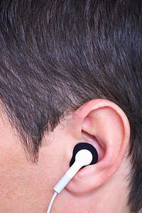 戴耳塞式耳机的耳朵图片