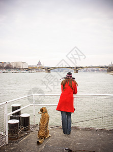 多瑙河边少女遛狗图片