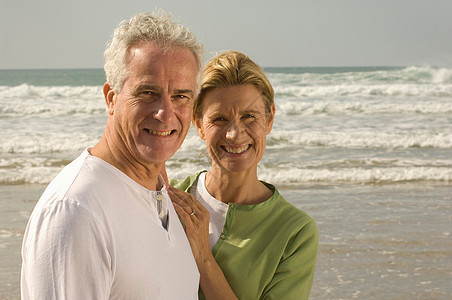 海滩上夫妇的肖像图片