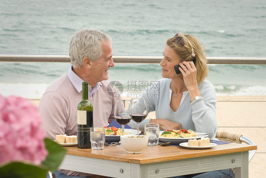 夫妇在海边餐厅用餐图片