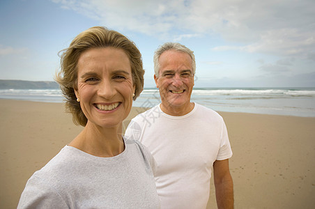 一对夫妇在海滩上微笑的照片图片