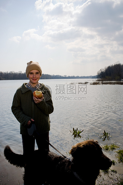 拿着苹果的男孩遛狗图片