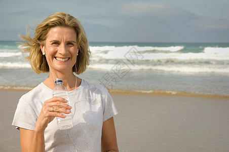 女性在海滩上饮水背景图片