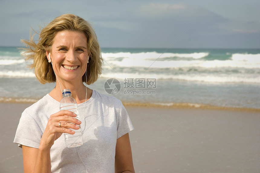 女性在海滩上饮水图片