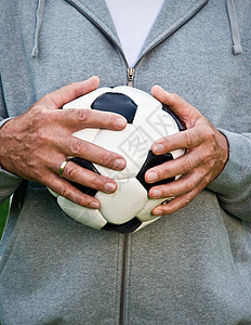 手握足球的男人图片