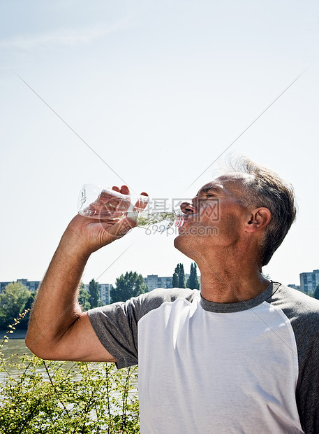 慢跑者喝饮用水图片