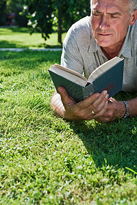 躺在草地上看书的人图片