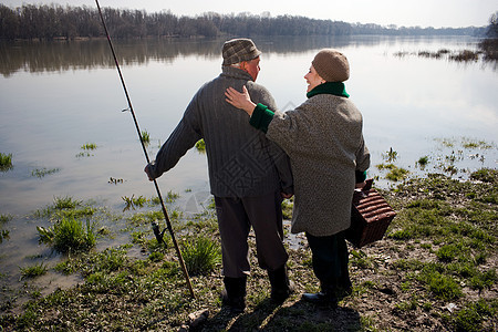 拿鱼竿的老年夫妇图片