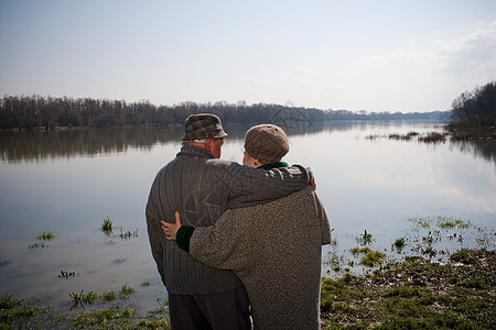 河边拥抱的老年夫妇图片