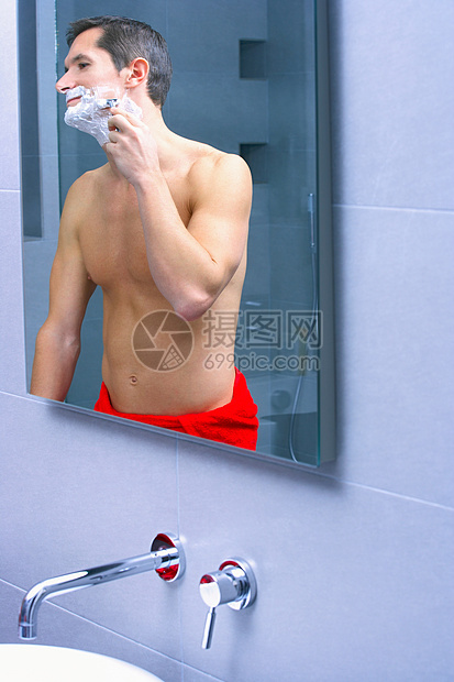 男人在镜子前刮胡子图片
