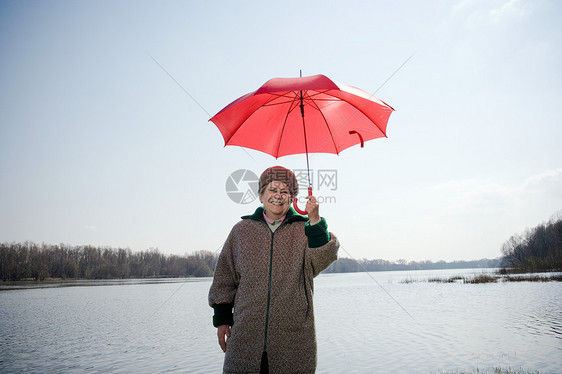 打着红伞的老太太图片