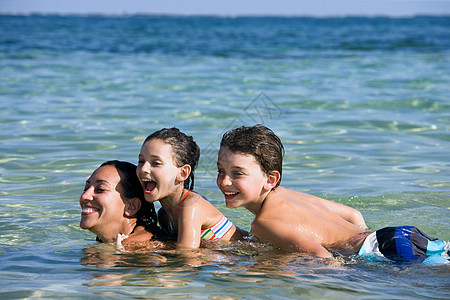 卡通女孩游泳妈妈和两个孩子在水里背景