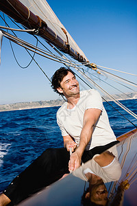 微笑着驾驶帆船的人图片