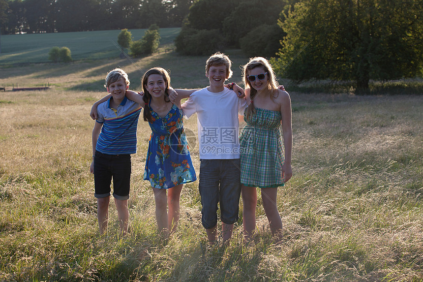 孩子们一起站在田里高清图片下载正版图片501522053摄图网