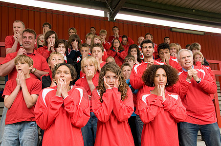 一群紧张的足球支持者图片