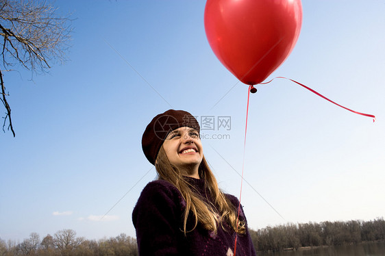 女孩户外拿着红色气球图片