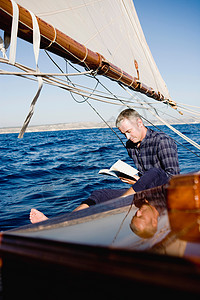 书与帆船素材坐在帆船上看书的人背景