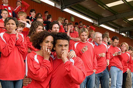 足球赛上紧张的球迷图片