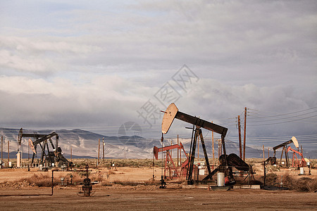 加州油井井架图片