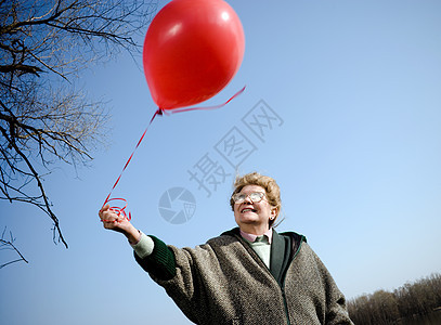 拿着红气球的老太太图片