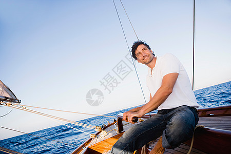 驾驶帆船的人图片