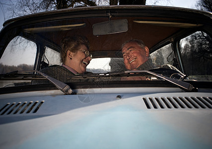 老年夫妇在车里微笑图片