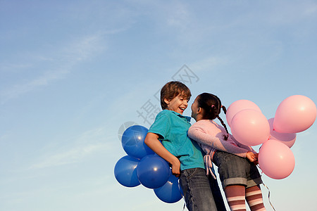男孩拿着气球孩子们拿着气球笑背景