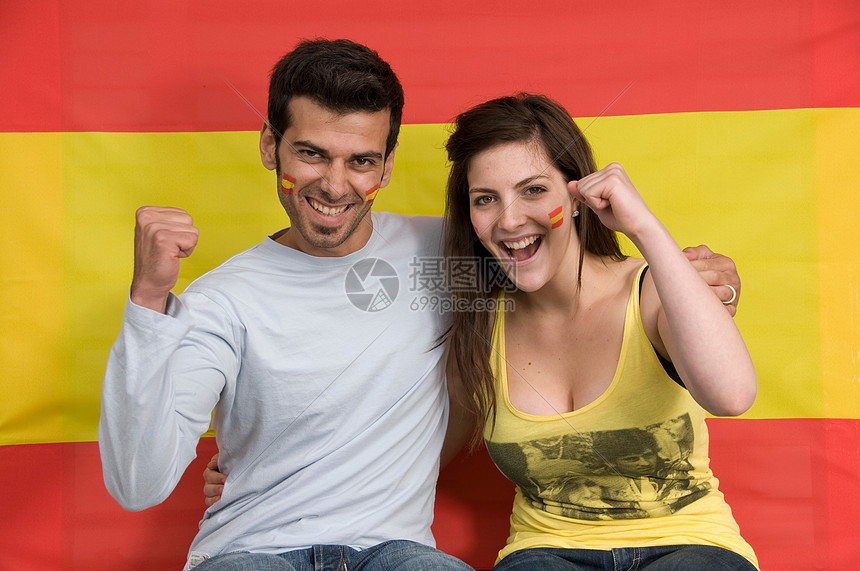 ‘~坐在西班牙国旗前微笑的夫妇  ~’ 的图片