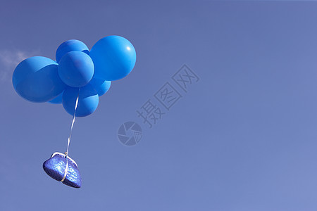带气球的蓝色钱包图片