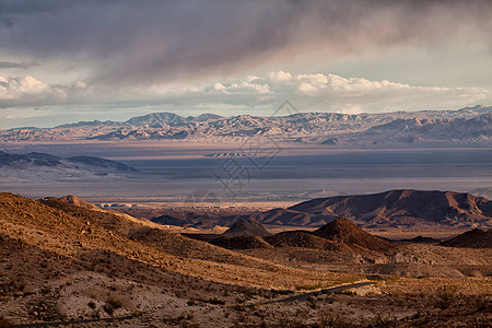 干旱沙漠景观中的山脉图片