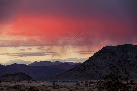 干旱沙漠中的山脉景观背景图片