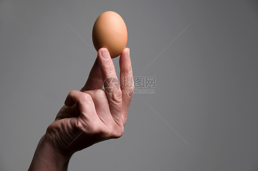 拿着一个鸡蛋的女性的手图片