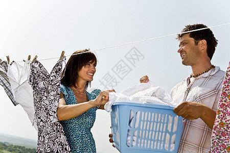 男人帮女人挂衣服图片