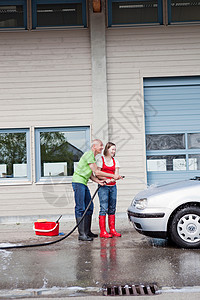 老人和年轻女孩洗车图片