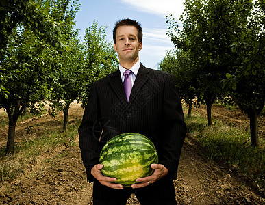 果园抱着西瓜的男人图片