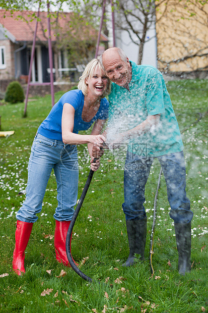 女人和老头玩喷水的软管图片
