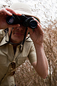 穿丛林装的男子用望远镜图片