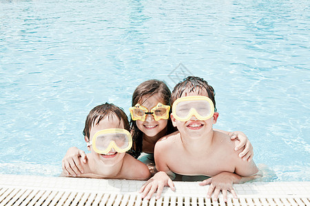 游泳池里的孩子戴着游泳镜图片