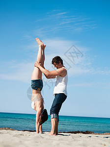 在海滩上玩耍的夫妇图片