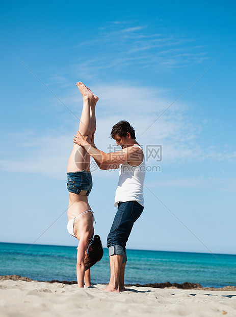 在海滩上玩耍的夫妇图片