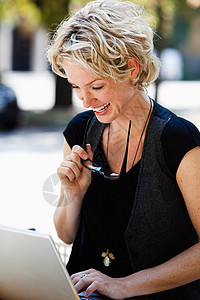 女性操作笔记本电脑图片