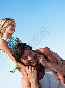女儿和父亲在海滩上玩耍图片