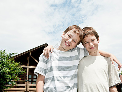 两兄弟互相拥抱图片素材
