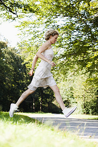 在公园跑步的女人图片