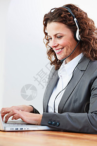 呼叫中心女服务代表用电脑打字图片