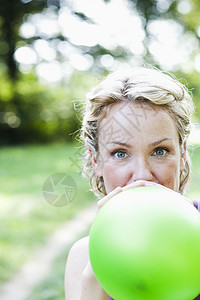 吹气球的女人图片