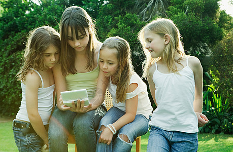 一群女孩在玩游戏图片