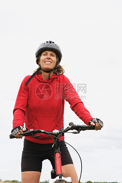 骑自行车的女骑手图片