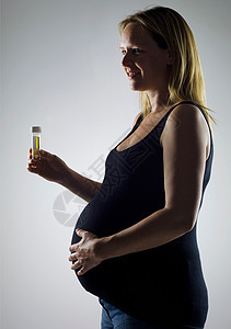 孕妇拿着样品瓶图片