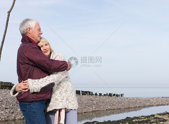 在海滩上拥抱的成熟夫妇图片